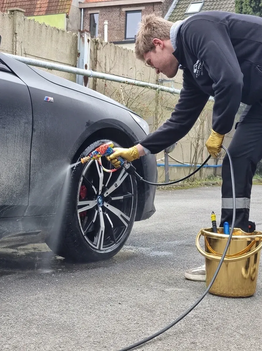 Jente van JJ's Car Detailing reinigt de velg van een BMW aan huis